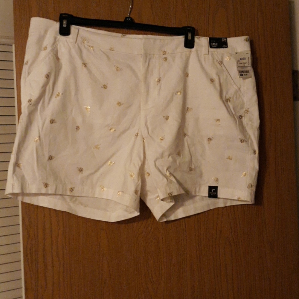 ana White Twill Shorts with Bee Print